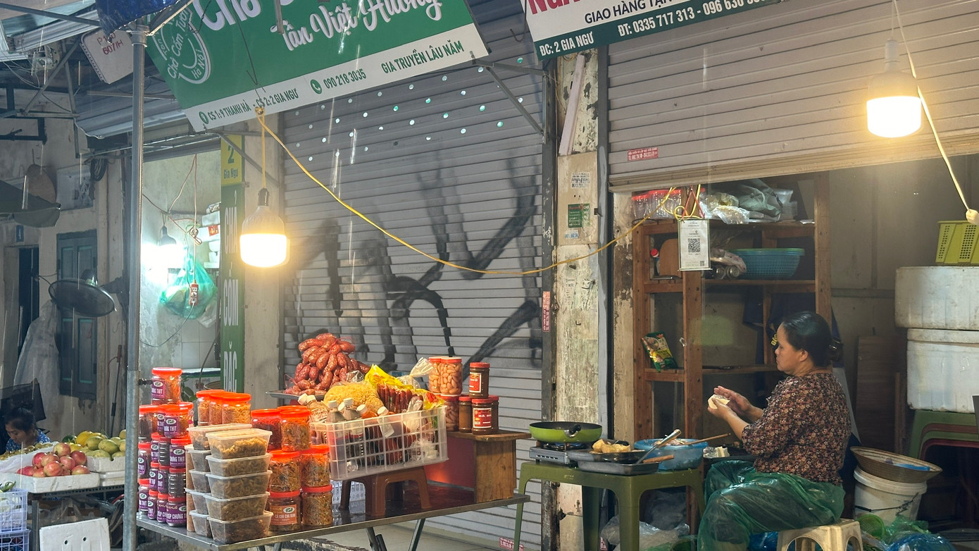 "Kiên quyết không để xảy ra tình trạng tăng giá góp phần ngăn chặn tình trạng đầu cơ, găm hàng lợi dụng mưa, bão để nâng giá trục lợi", đại diện Sở Công thương chia sẻ.