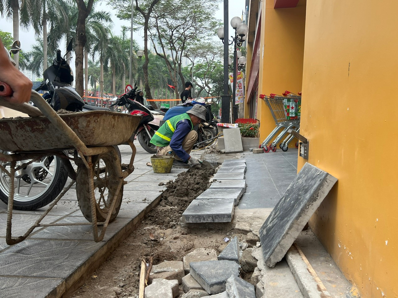 Hiện tại các quận như Bắc Từ Liêm, Thanh Xuân cũng đang tiến hành lát vỉa hè. Theo UBND quận Thanh Xuân, đây là các dự án kéo dài từ năm 2023