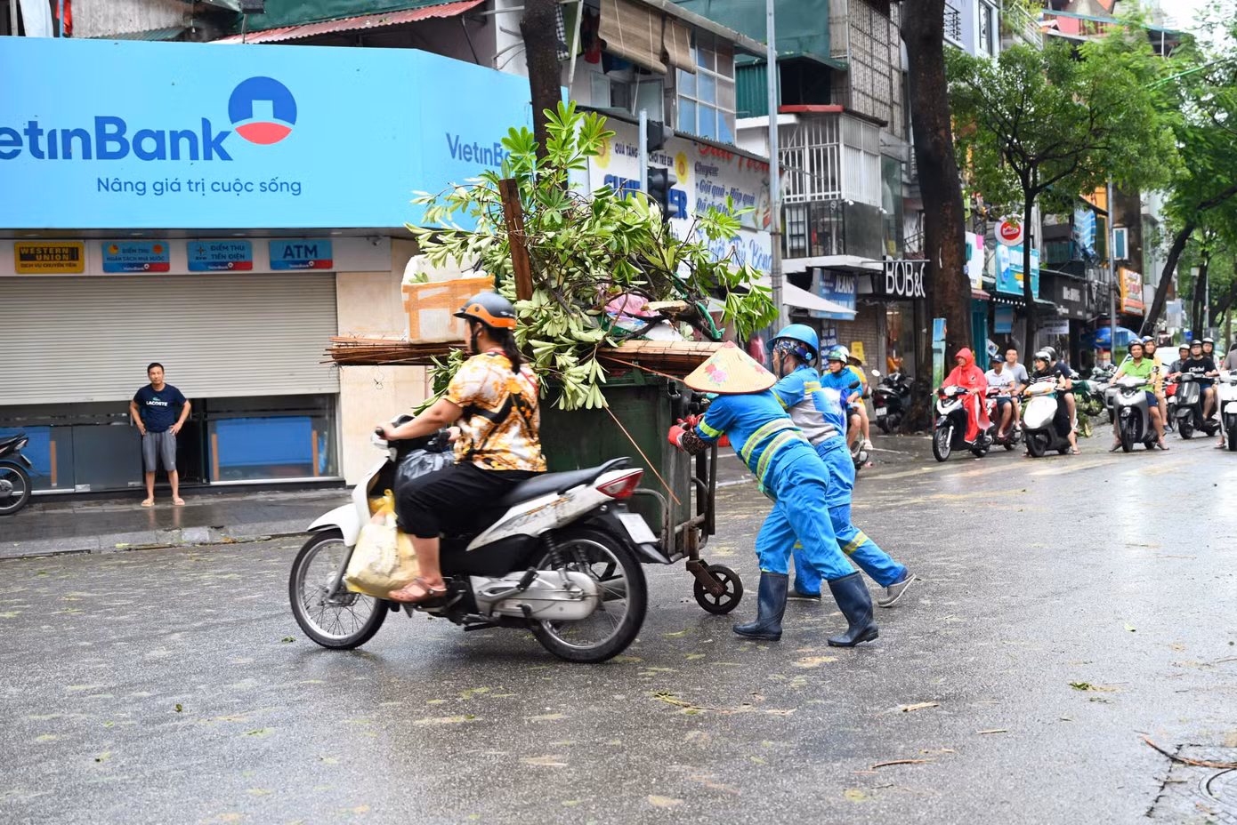 Theo ghi nhận của PV, sau nhiều giờ liên tục dọn dẹp, nhiều tuyến đường đã sạch sẽ, phong quang