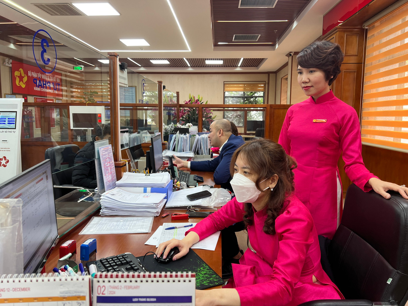 Phó Chánh Văn phòng HĐND và UBND, Trưởng bộ phận “một cửa” UBND quận Nguyễn Thị Thu Hường cho biết, phục vụ đầu năm đã thành nề nếp của công chức quận, không có chuyện bỏ vị trí, cán bộ làm việc nghiêm túc ngay từ đầu năm. Đồng thời, UBND quận tiếp tục triển khai các mô hình, sáng kiến, giúp tiết kiệm chi phí và thời gian đi lại cho người dân, giúp cho công tác giải quyết hồ sơ hành chính được thực hiện nhanh chóng.