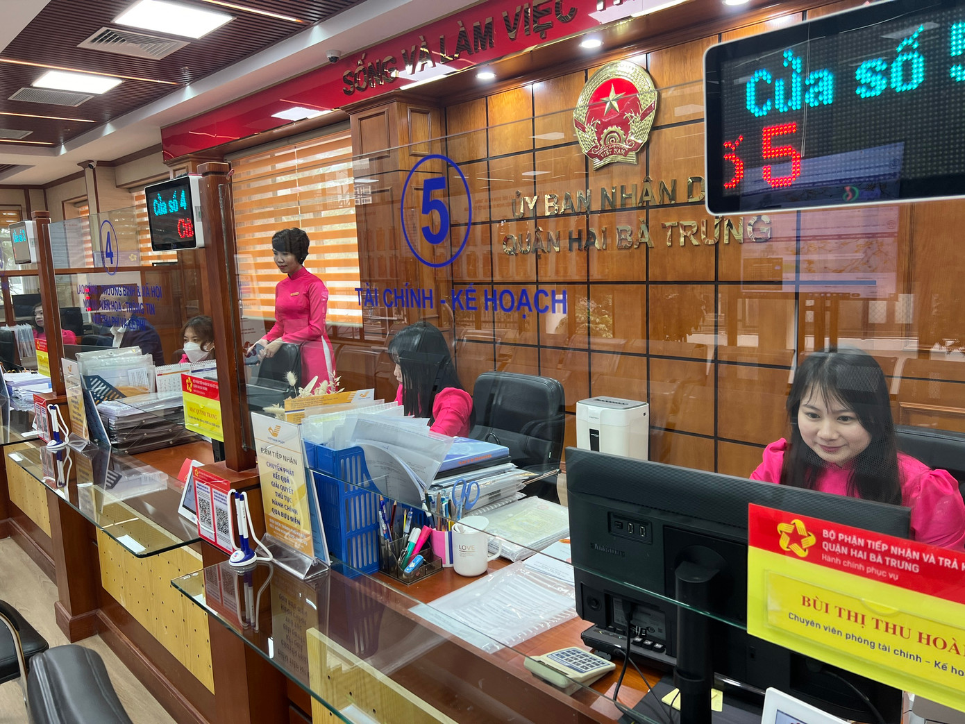 Tại bộ phận "một cửa" quận Hai Bà Trưng, từ 8h sáng cán bộ đã có mặt đầy đủ để phục vụ người dân.