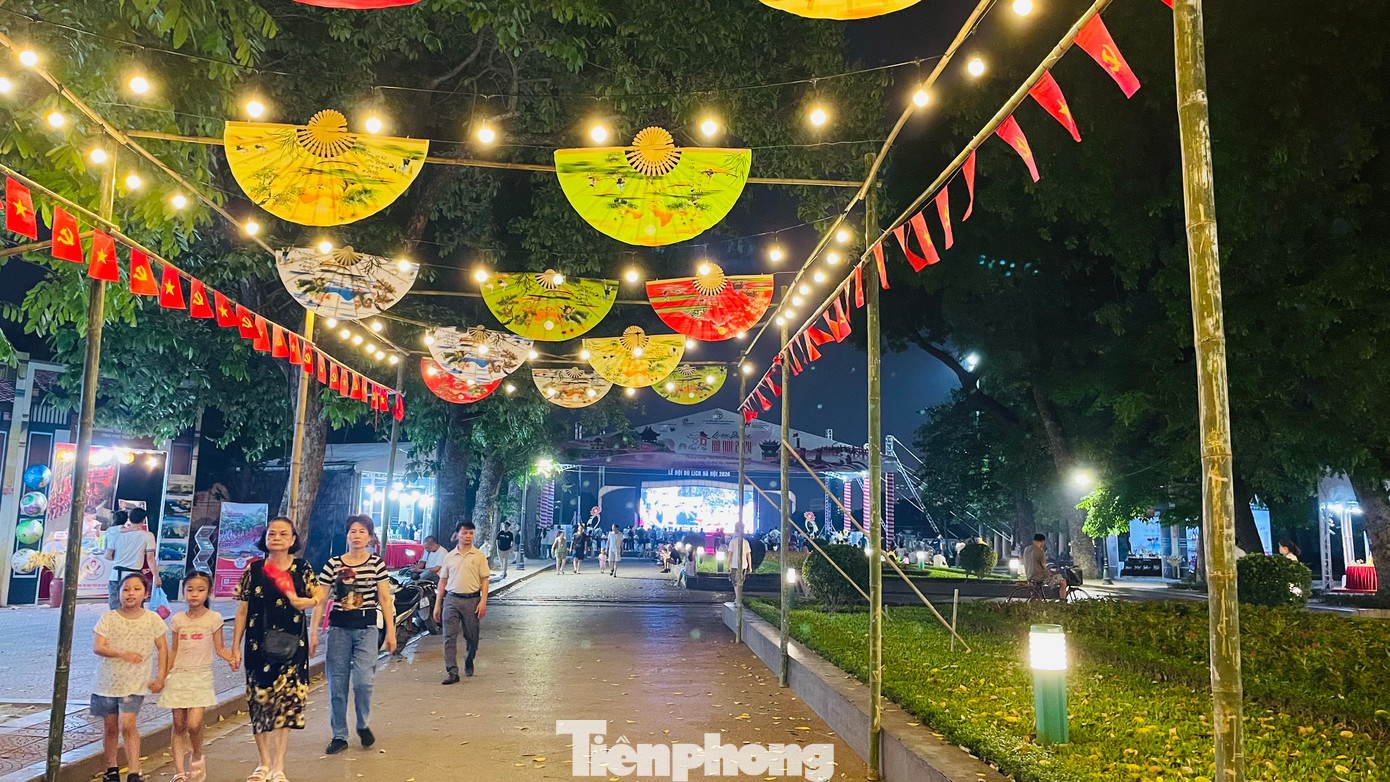 Dịp nghỉ lễ 30/4 - 1/5, tại Công viên Thống Nhất diễn ra Lễ hội Du lịch Hà Nội năm 2024 có quy mô 150 gian hàng, thu hút một lượng lớn doanh nghiệp du lịch, các hãng hàng không. Sự kiện thu hút lượng lớn người dân và du khách đến tham quan, trải nghiệm.