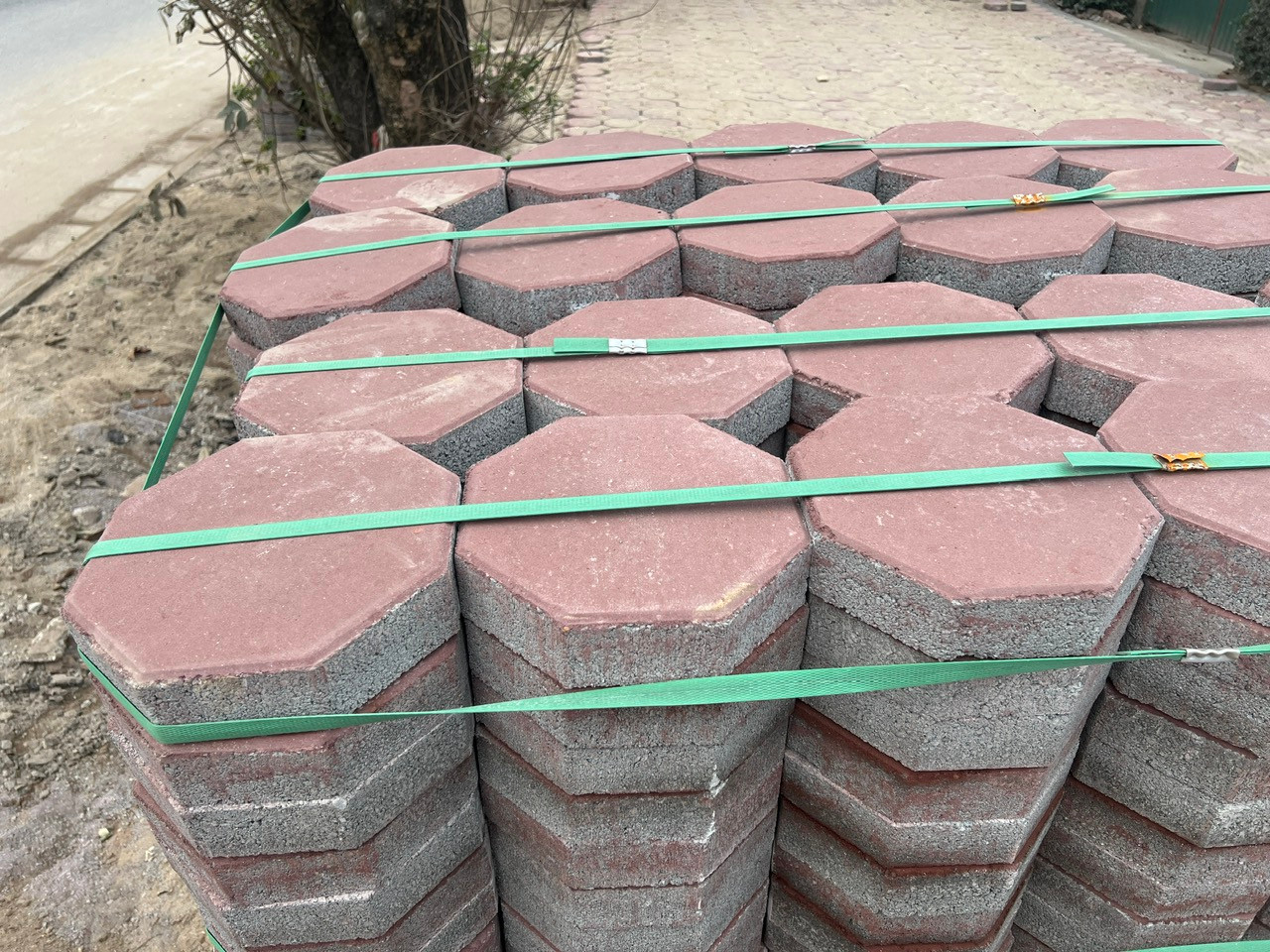 Theo người dân tại khu vực, loại gạch này không phù hợp với mỹ quan đô thị, đặc biệt khi toàn bộ các tuyến phố ở các quận đã thay thế loại gạch này bằng đá tự nhiên hoặc bê tông giả đá