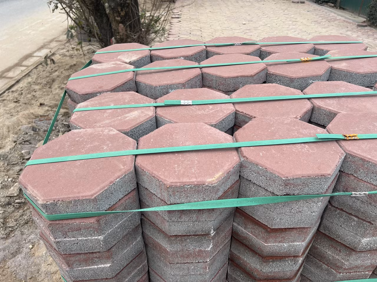 Theo người dân tại khu vực, loại gạch này không phù hợp với mỹ quan đô thị, đặc biệt khi toàn bộ các tuyến phố ở các quận đã thay thế loại gạch này bằng đá tự nhiên hoặc bê tông giả đá