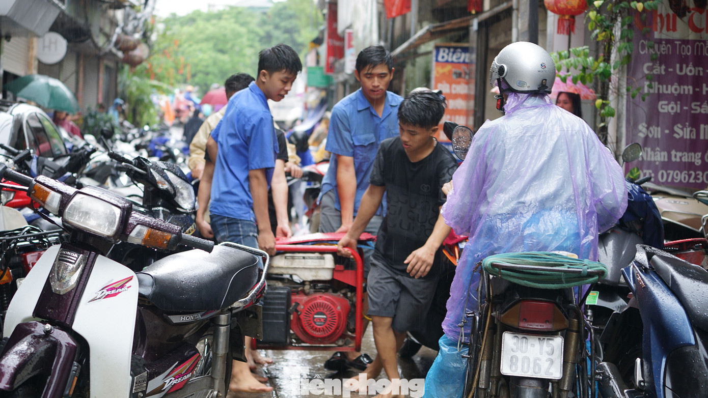 Một số hộ chọn giải pháp ở nhà, thuê máy phát điện để sử dụng cho sinh hoạt.