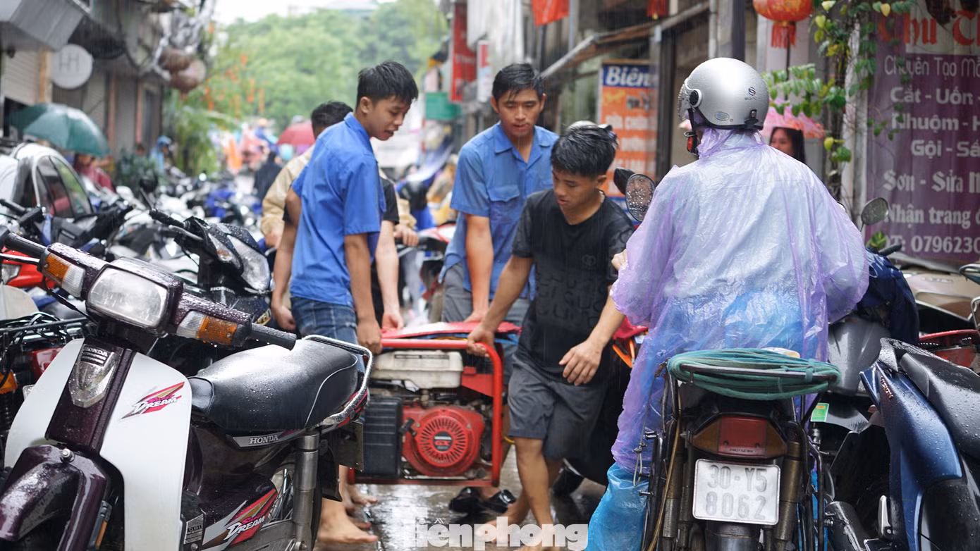 Một số hộ chọn giải pháp ở nhà, thuê máy phát điện để sử dụng cho sinh hoạt.