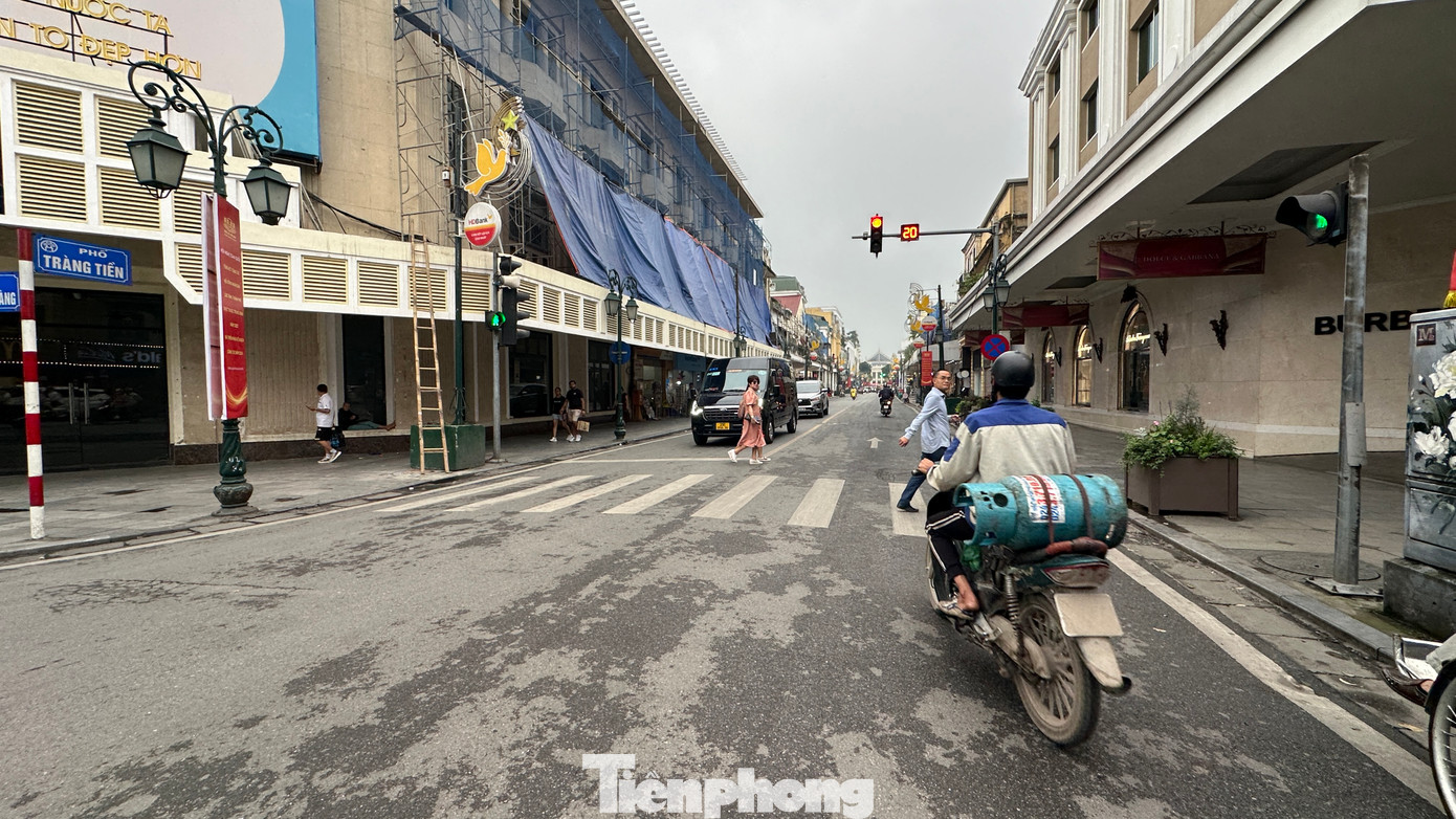 Chủ đầu tư dự án là Ban quản lý hồ Hoàn Kiếm và phố cổ Hà Nội. Đại diện đơn vị cho biết, trước đây các tuyến phố Tràng Thi, Hàng Khay đã được chỉnh trang, việc chỉnh trang tuyến phố Tràng Tiền sẽ giúp đồng bộ trục đường này.