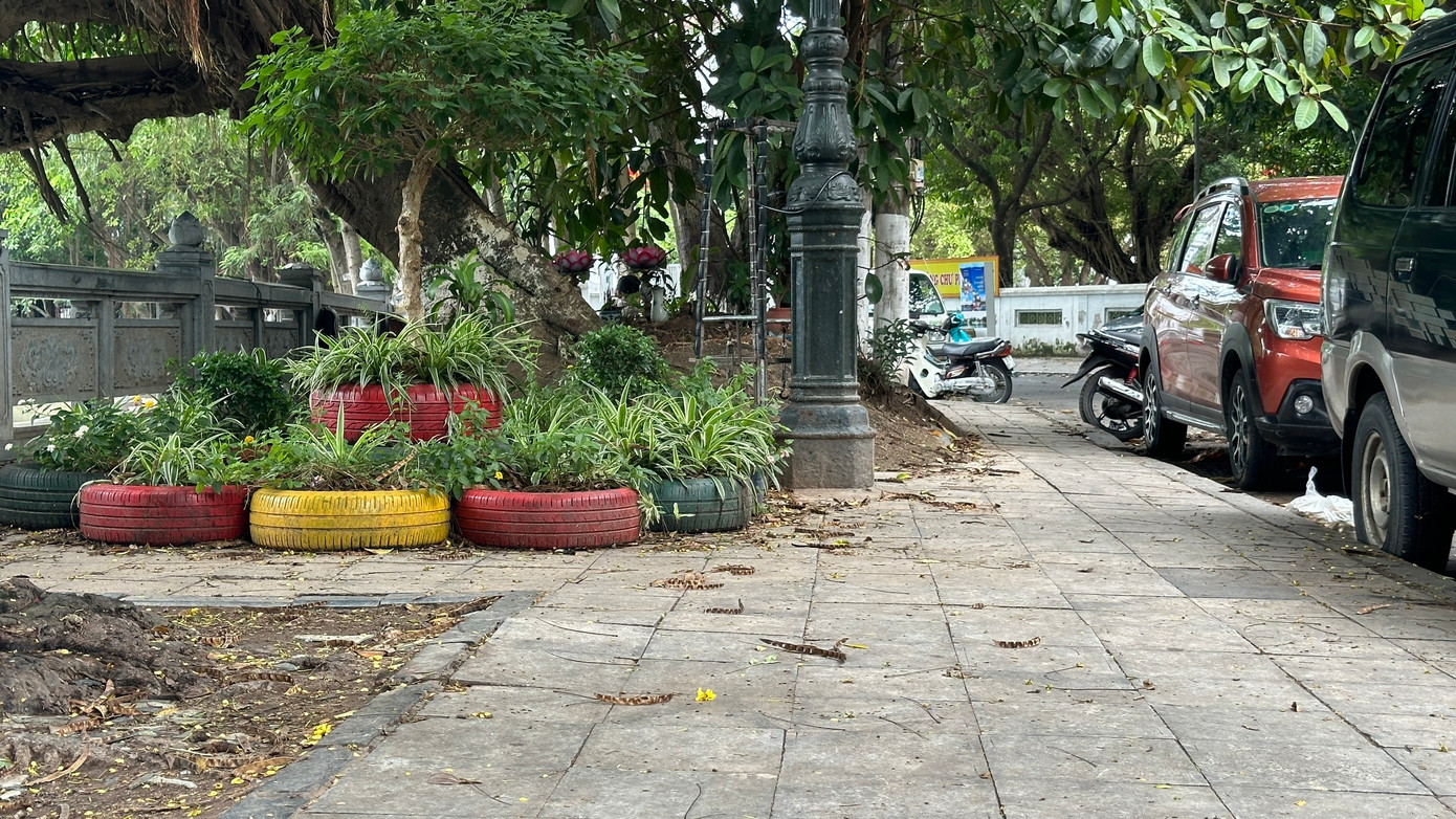 Ngoài việc bố trí các điểm tập kết rác cồng kềnh, các điểm đổ rác bừa bãi đã được dọn dẹp trở thành các điểm trồng cây xanh. Ảnh tại khu vực hồ Hai Bà (quận Hai Bà Trưng)