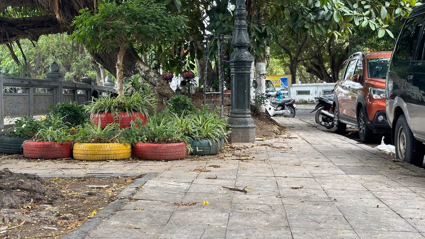 Ngoài việc bố trí các điểm tập kết rác cồng kềnh, các điểm đổ rác bừa bãi đã được dọn dẹp trở thành các điểm trồng cây xanh. Ảnh tại khu vực hồ Hai Bà (quận Hai Bà Trưng)