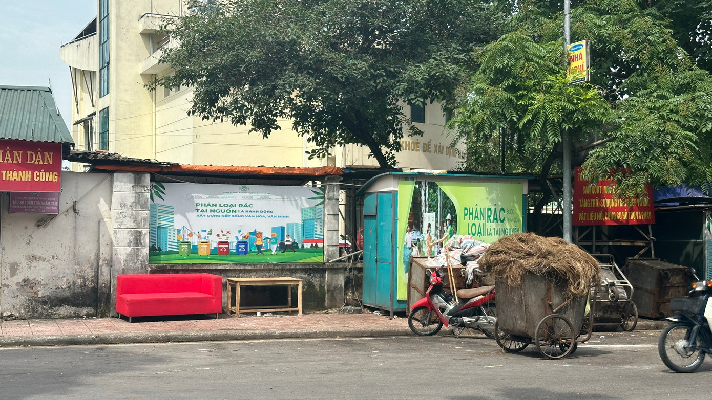 Một điểm tập kết rác thải cồng kềnh trên địa bàn phường Thành Công, quận Ba Đình. Tại quận Ba Đình đã triển khai 3 điểm tiếp nhận, thu gom rác thải cồng kềnh tại các phường Thành Công, Giảng Võ, Nguyễn Trung Trực. Thời gian mở cửa tiếp nhận rác từ 16h30’ thứ sáu đến 16h30’ thứ bảy hàng tuần.