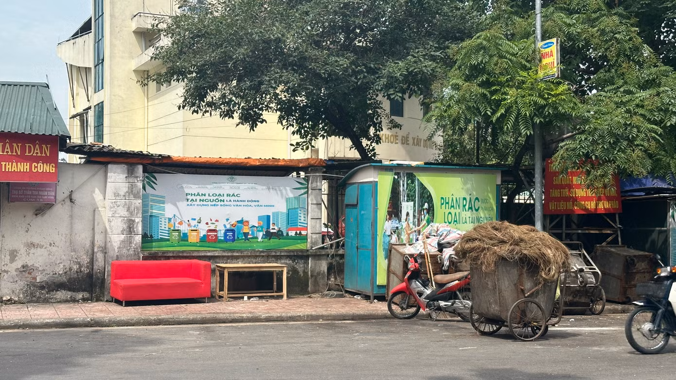 Một điểm tập kết rác thải cồng kềnh trên địa bàn phường Thành Công, quận Ba Đình. Tại quận Ba Đình đã triển khai 3 điểm tiếp nhận, thu gom rác thải cồng kềnh tại các phường Thành Công, Giảng Võ, Nguyễn Trung Trực. Thời gian mở cửa tiếp nhận rác từ 16h30’ thứ sáu đến 16h30’ thứ bảy hàng tuần.