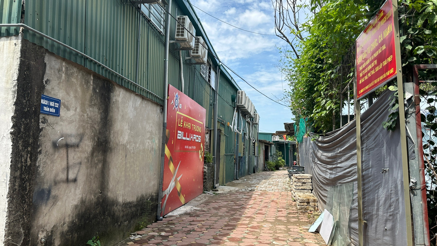 Loạt nhà xưởng quây tôn sát khu dân cư tại phố Trần Điền