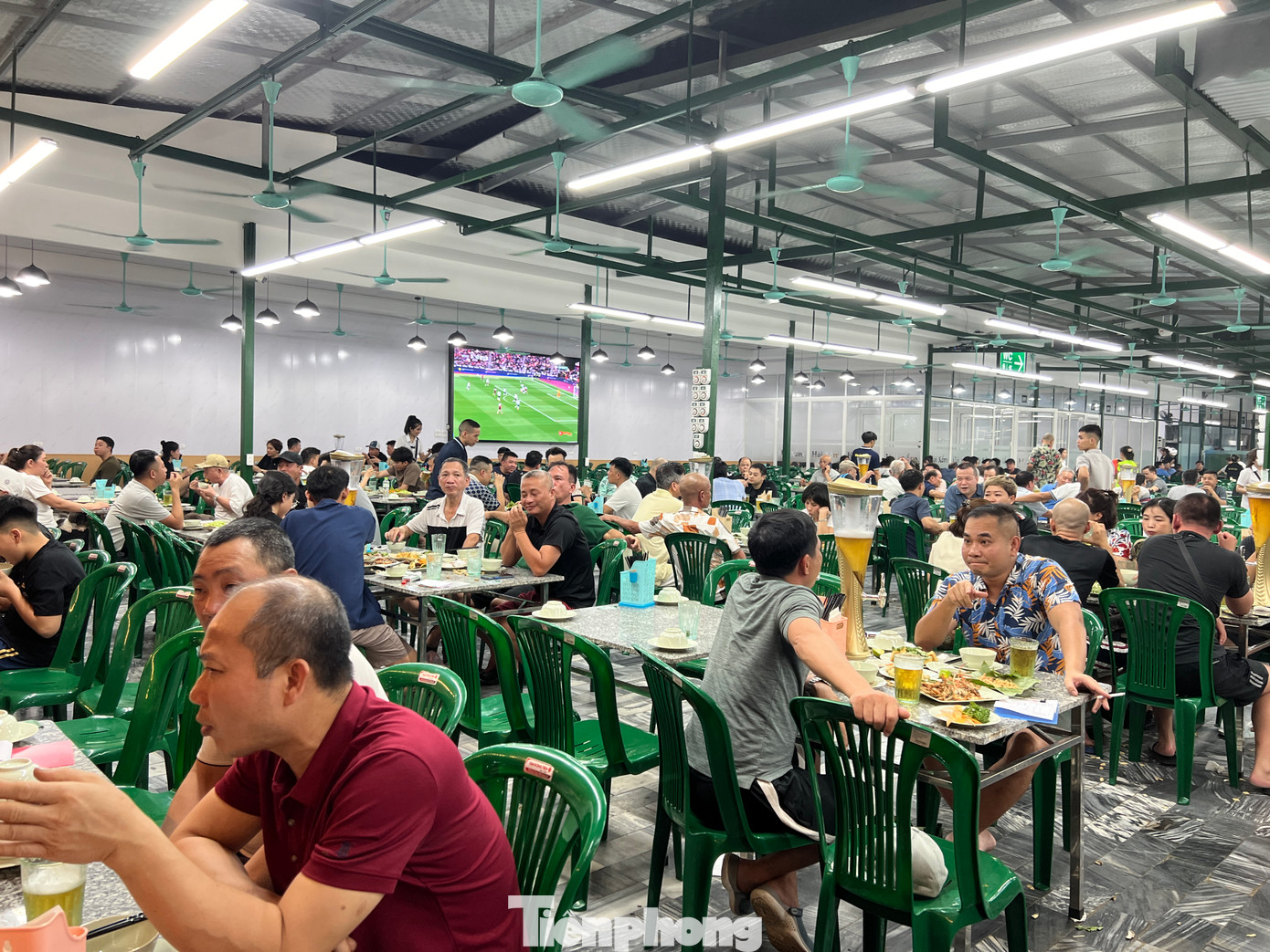 Đa số các quán bia hơi nhộn nhịp khách trở lại vào buổi tối, khi nhiệt độ đã giảm xuống