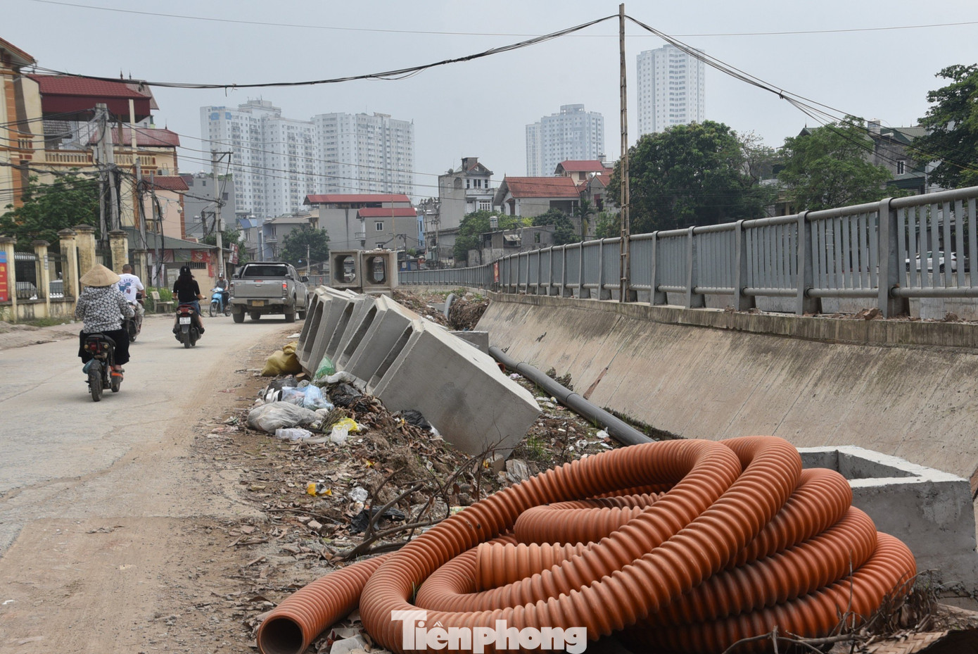 Ống cống của công trình ngổn ngang trên mặt đường Ống cống của công trình ngổn ngang trên mặt đường