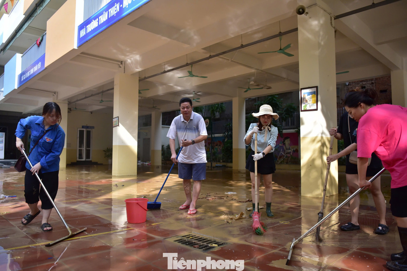 Các trường học cũng được ưu tiên dọn dẹp để sớm đón học sinh đi học trở lại.