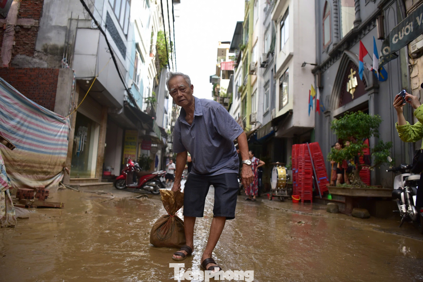 Người dân trong các con ngõ nhỏ chủ động nhặt rác trên mặt nước và các khe cống.