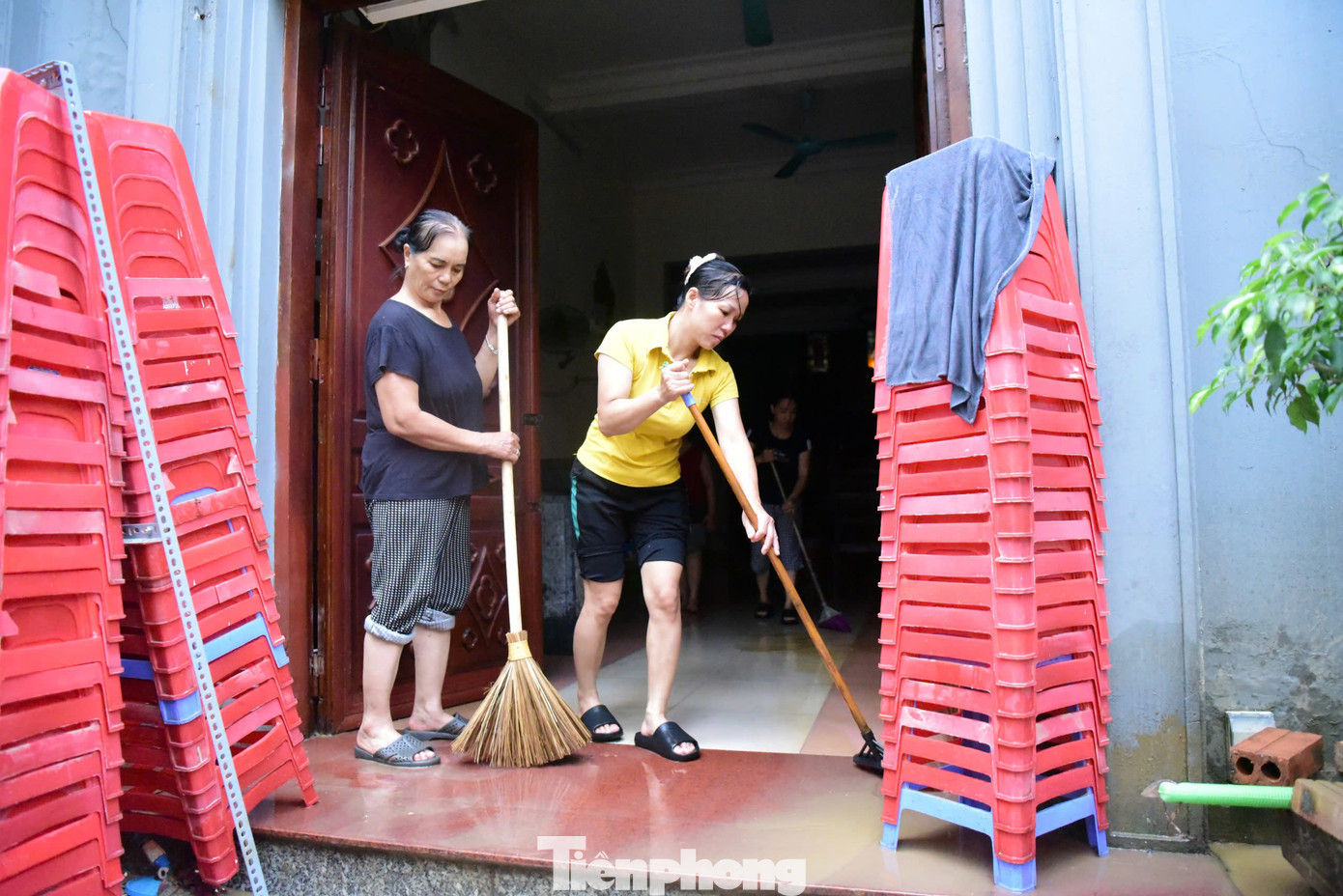 Một số gia đình đã dọn dẹp nhà xong, chờ đón người già, trẻ nhỏ về nhà.