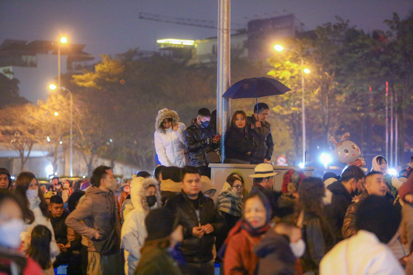 Đây là màn trình diễn với số lượng drone nhiều kỷ lục tại Đông Nam Á, kết hợp cùng âm nhạc được sáng tác riêng bởi nhạc sĩ Quốc Trung, hệ thống âm thanh chất lượng cao và màn hình tường thuật trực tiếp được lắp đặt xung quanh khu vực hồ Tây.