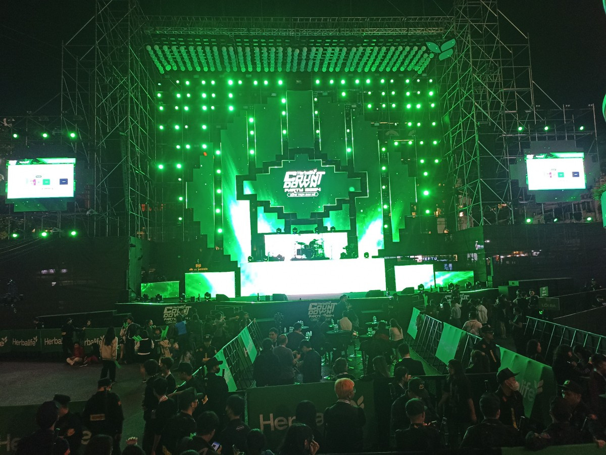 Chương trình “Chào năm mới 2024” (chương trình Countdown) tại Quảng trường Đông Kinh Nghĩa Thục chật kín người xem. Chương trình “Chào năm mới 2024” (chương trình Countdown) tại Quảng trường Đông Kinh Nghĩa Thục chật kín người xem.