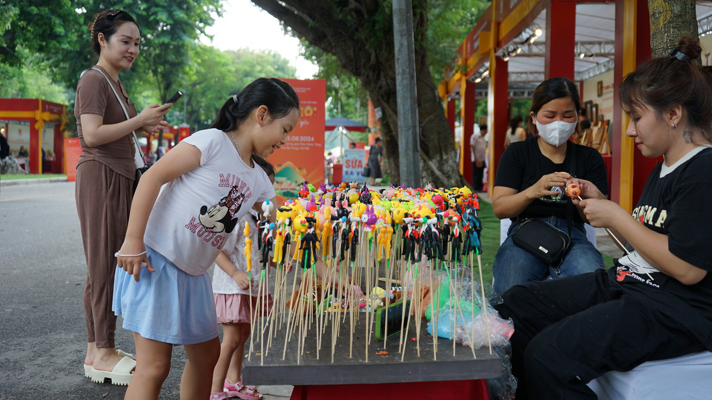 Năm nay lễ hội có khoảng 100 đơn vị tham gia, trong đó có hơn 20 gian hàng ẩm thực và nhiều không gian check-in cho du khách.