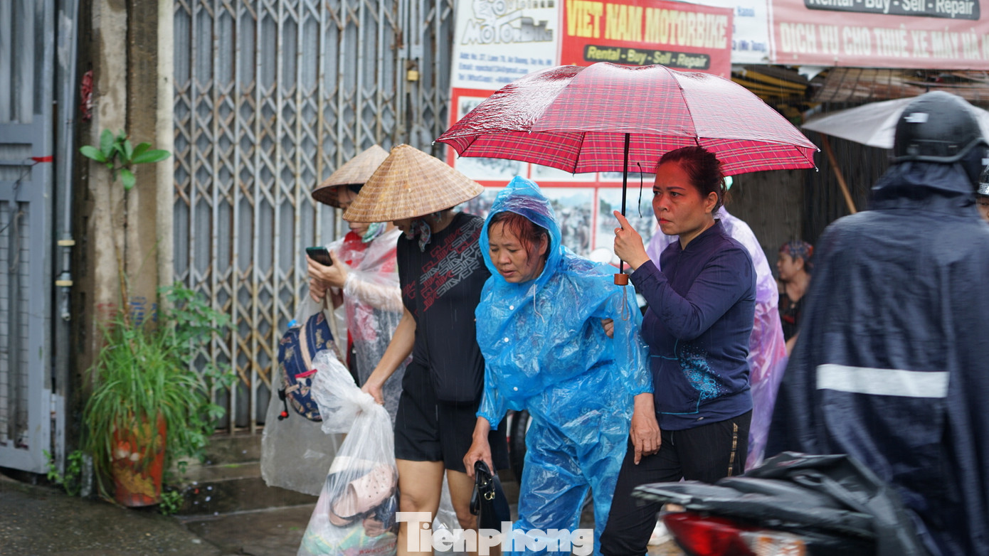 Toàn bộ khu vực ngập đã bị cắt điện. Người dân đưa người già, trẻ nhỏ di tản đến nhà người thân tạm trú.