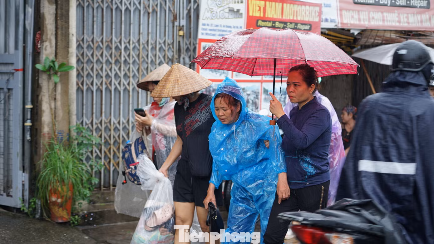 Toàn bộ khu vực ngập đã bị cắt điện. Người dân đưa người già, trẻ nhỏ di tản đến nhà người thân tạm trú.