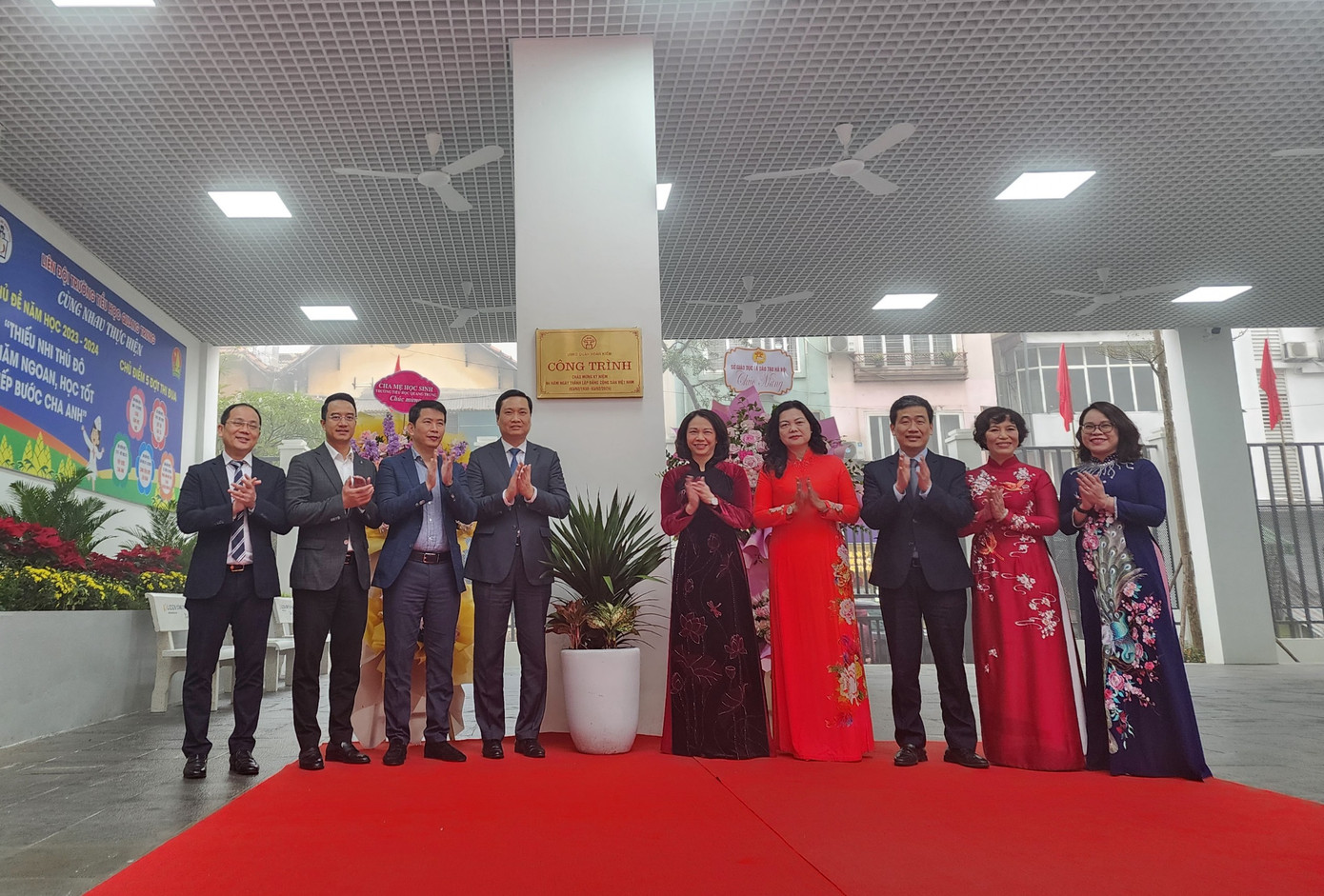 Phó Chủ tịch UBND TP Hà Nội Vũ Thu Hà và các đại biểu thực hiện nghi thức gắn biển công trình Trường Tiểu học Quang Trung chào mừng kỷ niệm 94 năm ngày thành lập Đảng. Phó Chủ tịch UBND TP Hà Nội Vũ Thu Hà và các đại biểu thực hiện nghi thức gắn biển công trình Trường Tiểu học Quang Trung chào mừng kỷ niệm 94 năm ngày thành lập Đảng.