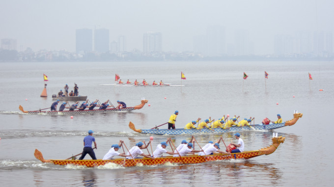 Lễ hội bơi chải thuyền rồng Hà Nội tổ chức trên mặt hồ Tây