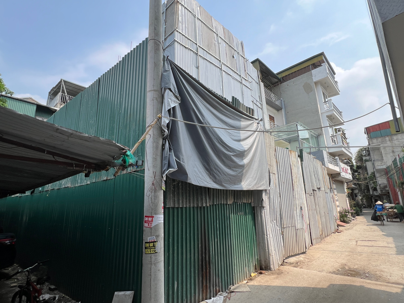 Trên ảnh là công trình vi phạm trật tự xây dựng tại số 34 ngõ 36/1 phố Trần Điền (tổ 1, phường Định Công). Ngày 9/5, UBND quận Hoàng Mai đã giao UBND phường Định Công khẩn trương xử lý vi phạm công trình này.