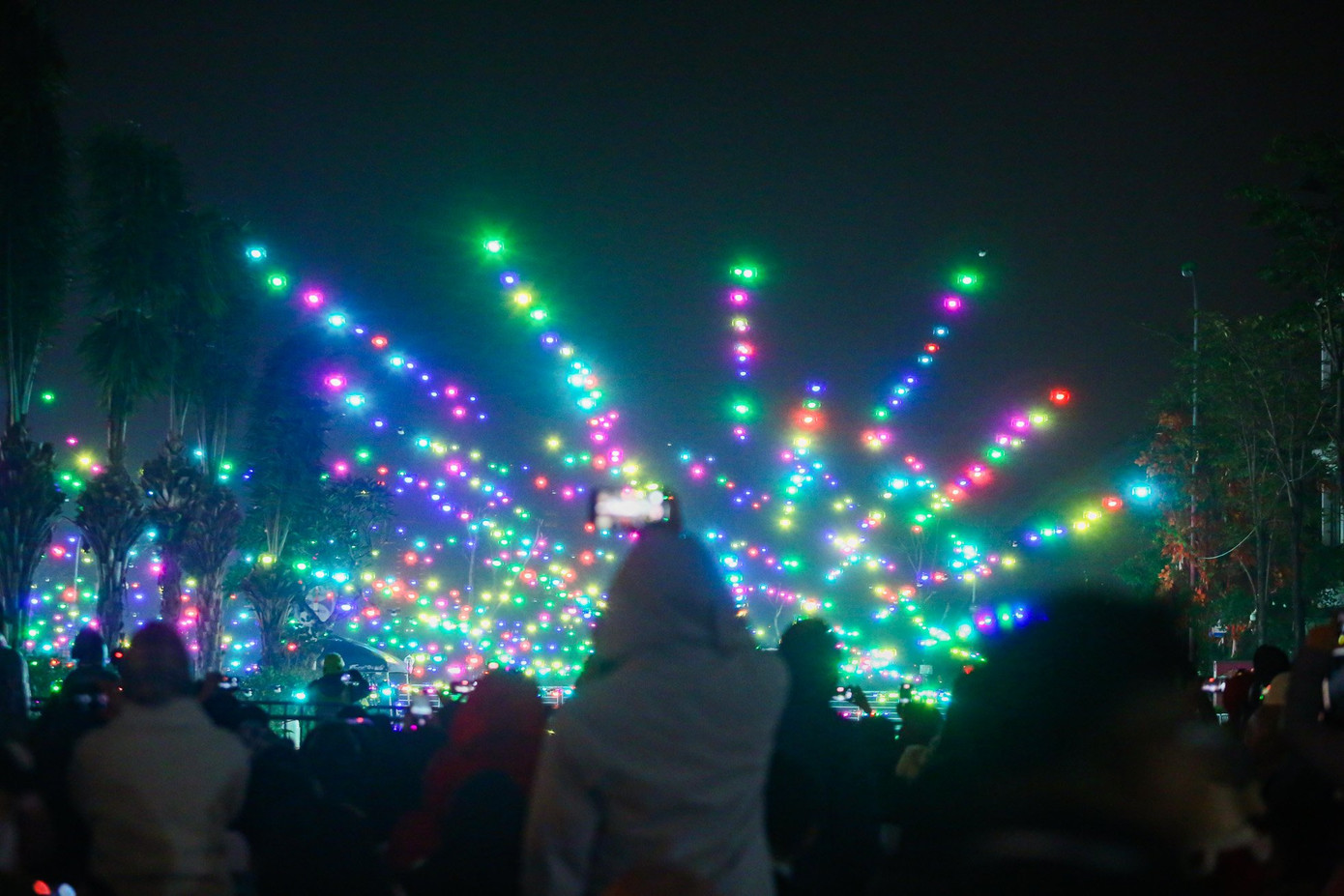 Khoảnh khắc hàng nghìn chiếc drone bay lên bầu trời tạo nên bữa tiệc ánh sáng rực rỡ.