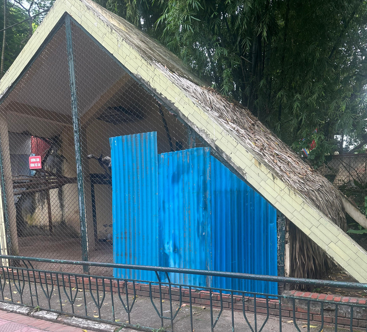 Ngoài việc gia cố các chuồng thú nhỏ, thì các loài thú lớn được nhốt riêng biệt Ngoài việc gia cố các chuồng thú nhỏ, thì các loài thú lớn được nhốt riêng biệt