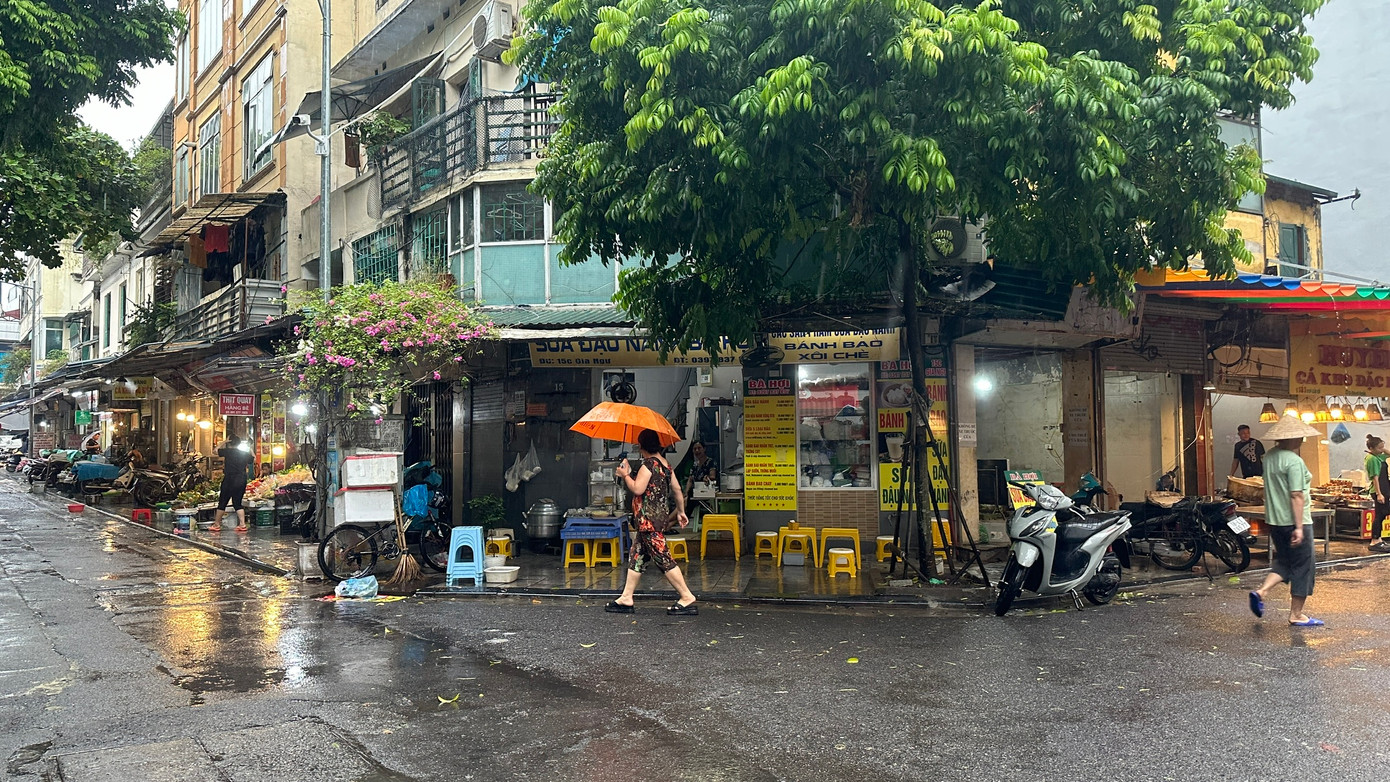 Sáng 7/9, do ảnh hưởng của cơn bão số 3, Hà Nội mưa nặng hạt kèm gió mạnh. Chợ Hàng Bè (phường Hàng Bài, quận Hoàn Kiếm) - chợ nhà giàu ở phố cổ thưa thớt người mua hàng