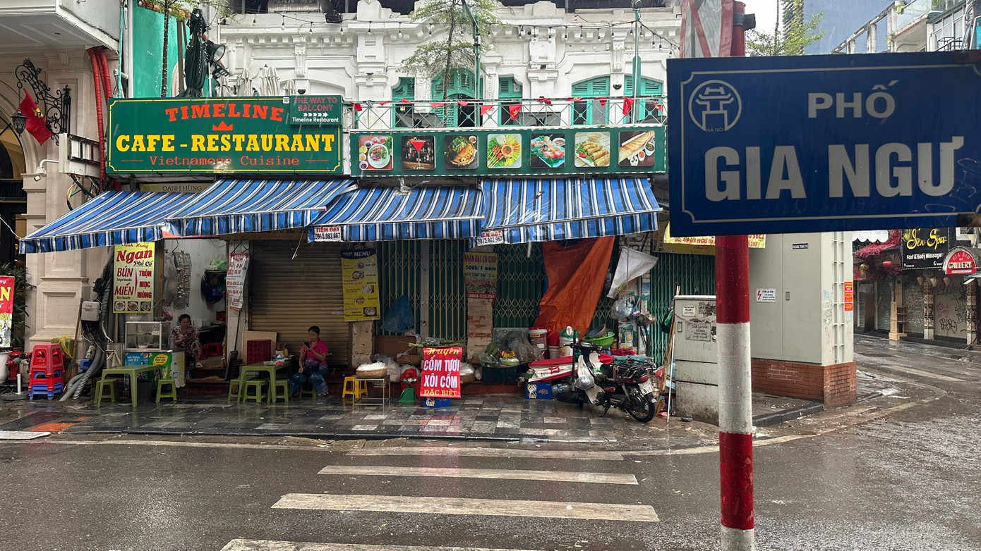 Chợ Hàng Bè nổi tiếng nhờ những món ăn chế biến sẵn, thế nên người dân dù không có thời gian nấu nướng vẫn có thể có bữa cơm tươm tất khi ghé qua mua đồ ăn sẵn tại chợ.