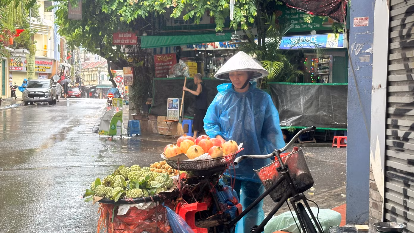 Một tiểu thương cho biết, giá rau đầu vào tăng hơn ngày thường do mưa gió nên giá bán tăng hơn. Tuy nhiên, mức tăng không nhiều, chỉ tăng hơn 5-10.000 đồng/kg so với ngày thường.