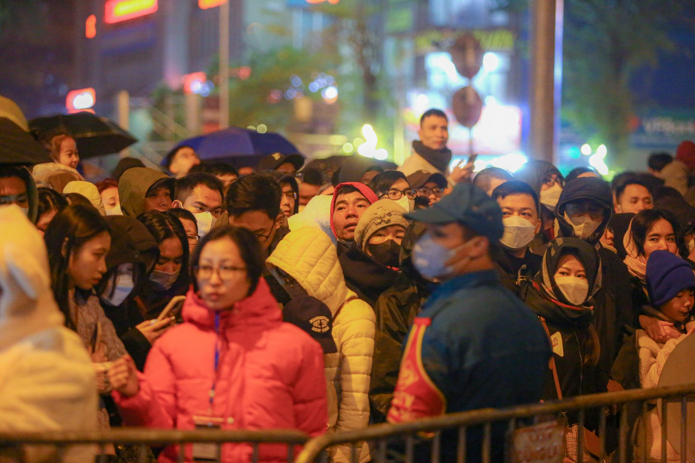 Thời tiết lạnh kèm mưa phùn nhưng hàng nghìn người dân thủ đô đã có mặt từ sớm để theo dõi chương trình.