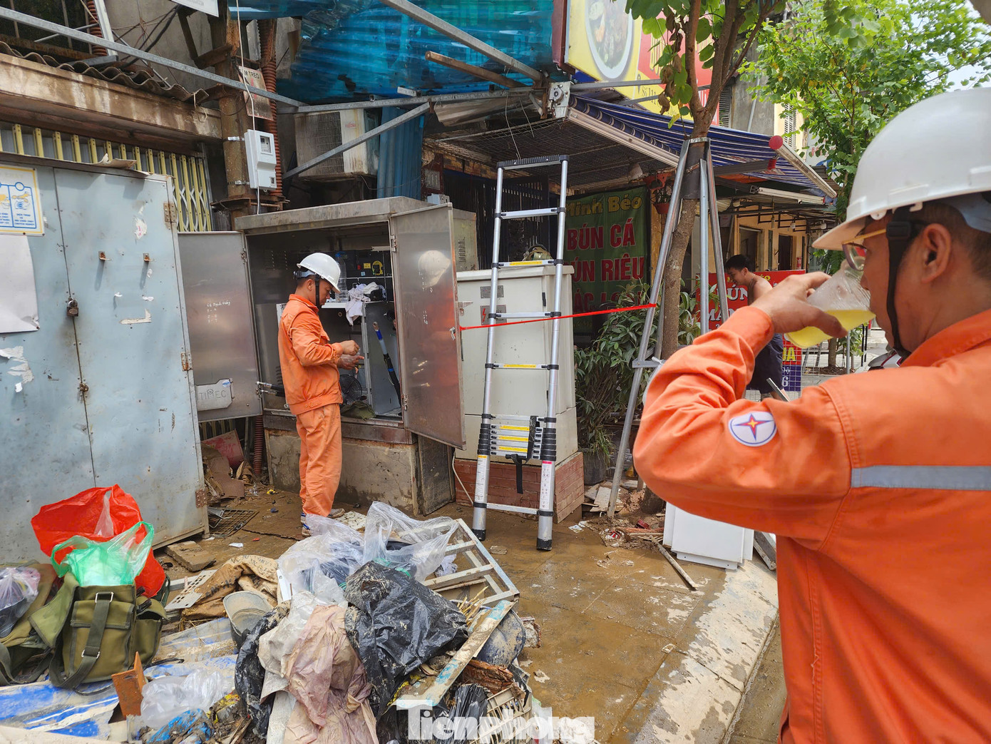 Công nhân điện lực túc trực, kiểm tra đường dây, đóng điện cho các hộ dân.