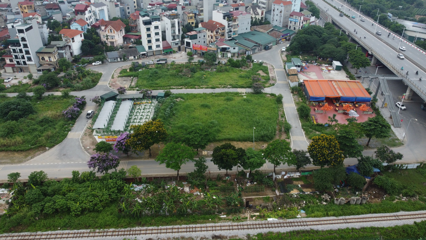 Với loạt đất gần đường Trịnh Văn Bô đang tận dụng làm nhà hàng, quán ăn, UBND phường đã nhiều lần ra quân xử lý về trật tự đô thị. Được biết, đây là khu đất tái định cư cho các dự án mở đường Trịnh Văn Bô, đường sắt Nhổn - Ga Hà Nội...