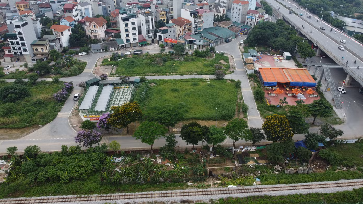 Với loạt đất gần đường Trịnh Văn Bô đang tận dụng làm nhà hàng, quán ăn, UBND phường đã nhiều lần ra quân xử lý về trật tự đô thị. Được biết, đây là khu đất tái định cư cho các dự án mở đường Trịnh Văn Bô, đường sắt Nhổn - Ga Hà Nội...