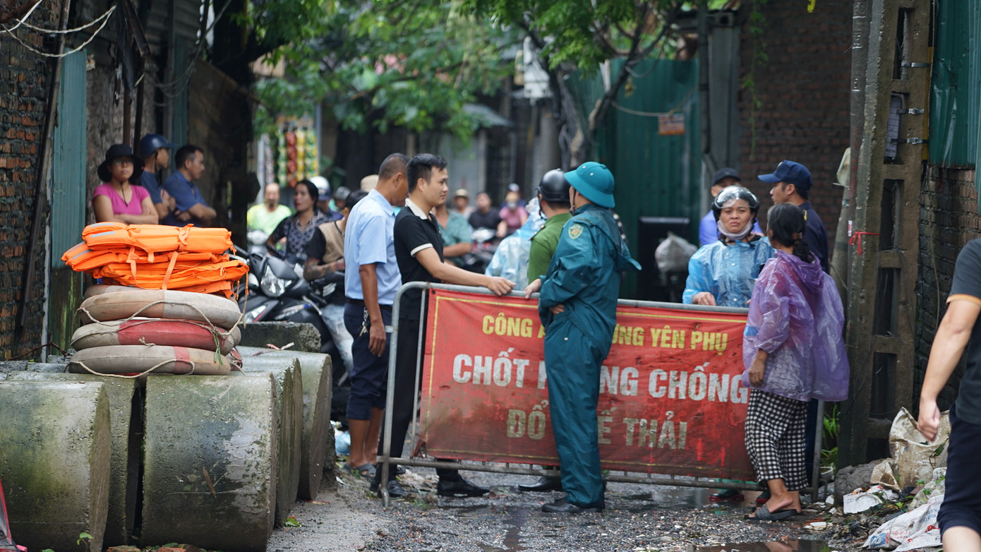 Sáng 10/9, lực lượng chức năng quận Tây Hồ đã chặn barie đường đi vào những khu vực ra bãi bồi sông Hồng do nước sông dâng cao. Ảnh: Trọng Tài Sáng 10/9, lực lượng chức năng quận Tây Hồ đã chặn barie đường đi vào những khu vực ra bãi bồi sông Hồng do nước sông dâng cao. Ảnh: Trọng Tài