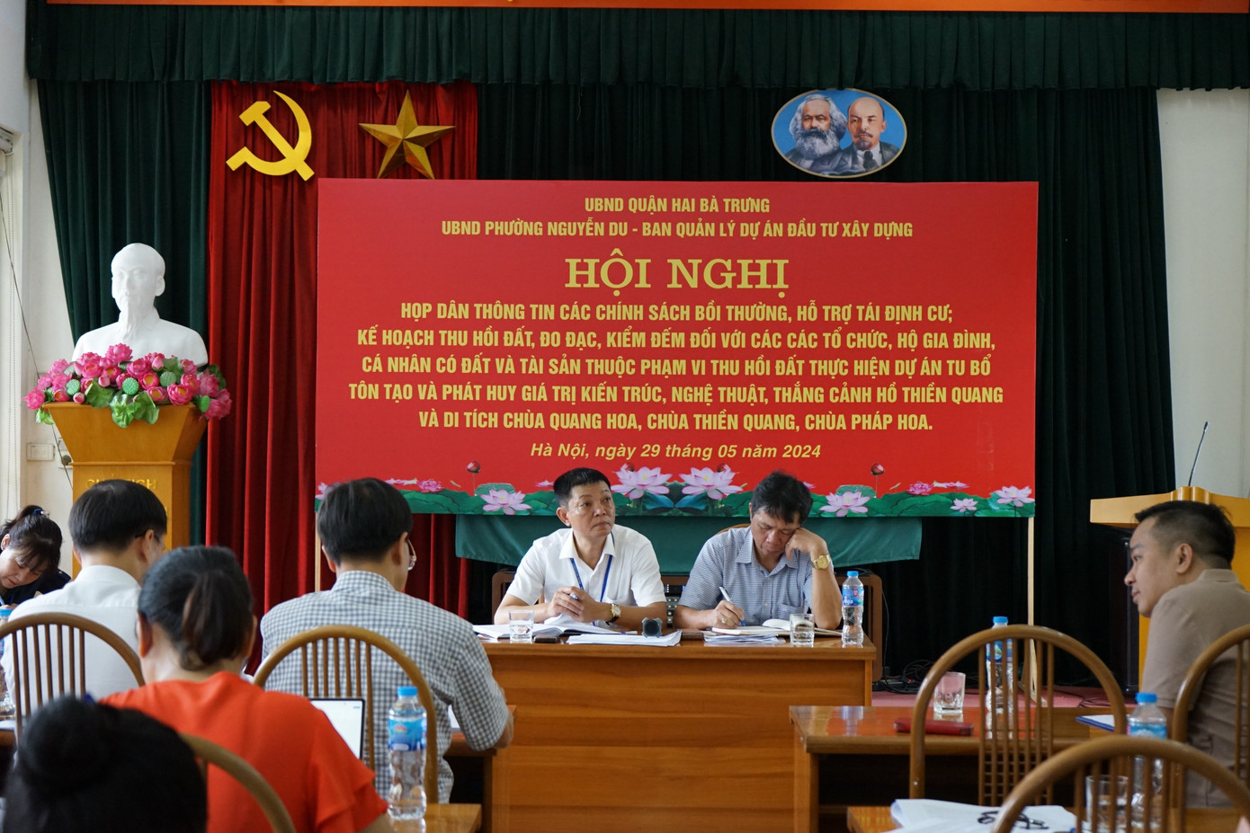 UBND phường Nguyễn Du cùng Ban quản lý dự án đầu tư xây dựng quận Hai Bà Trưng tiếp thu ý kiến của người dân tại hội nghị