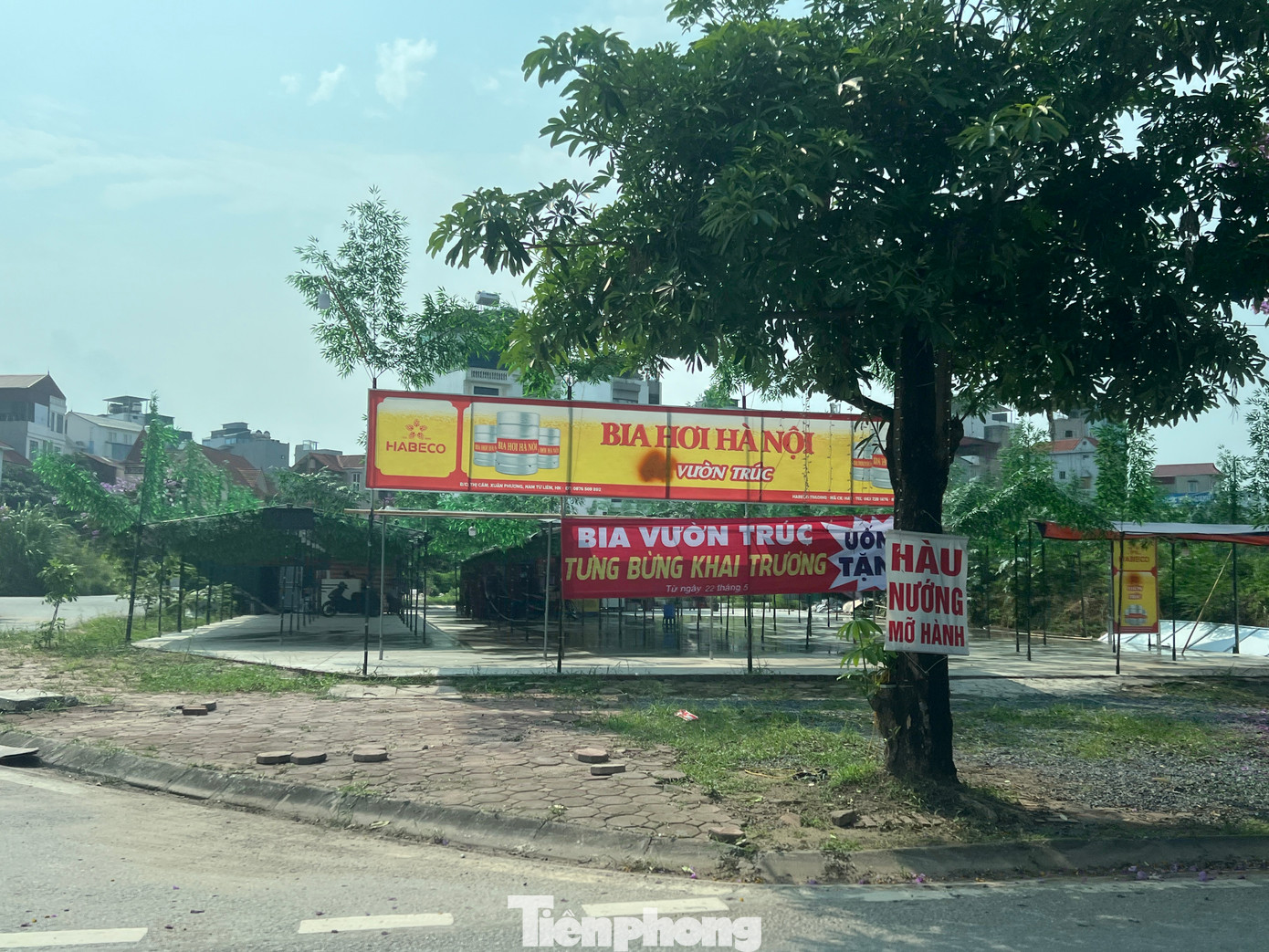 Các quán ăn, nhà hàng được dựng lên với vật liệu nhẹ.