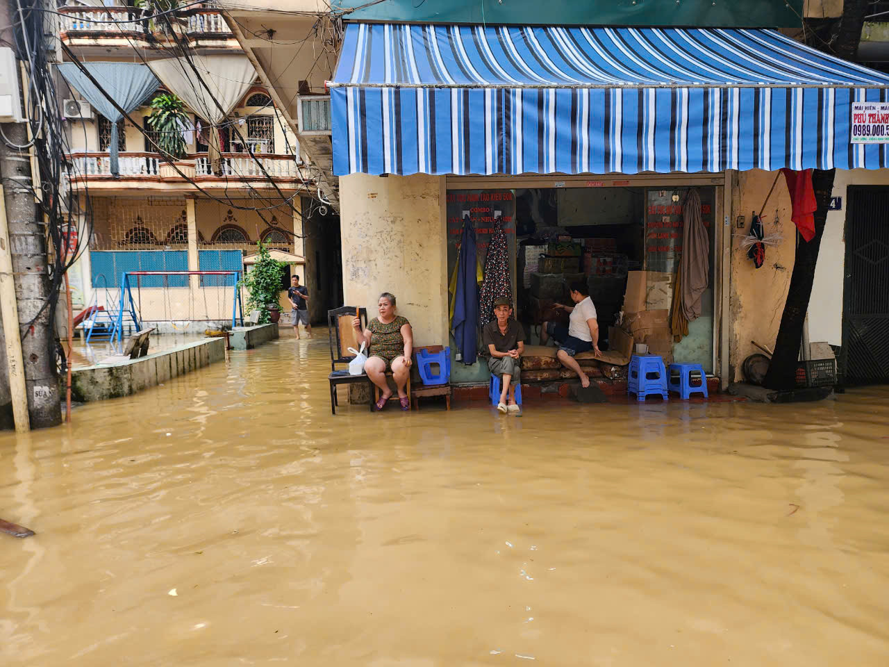 Cuộc sống của người dân giữa mênh mông biển nước.