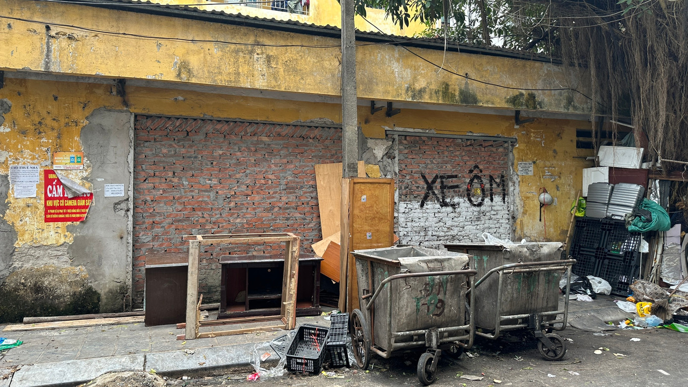 Bắt đầu từ 1/6/2024, 5 quận nội thành của Hà Nội sẽ lần lượt tổ chức thí điểm phân loại chất thải rắn tại nguồn. Hoạt động này nằm trong lộ trình thực hiện Luật Bảo vệ môi trường, dự kiến triển khai đồng bộ vào 1/1/2026.