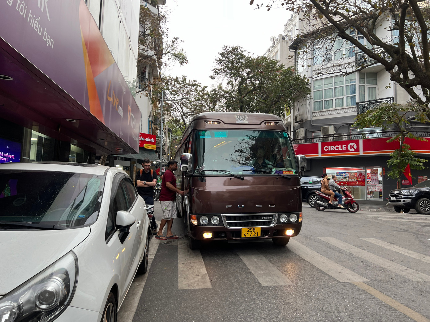 Xe khách chủ yếu là dòng 29 chỗ, đón du khách quốc tế tại các khách sạn trên phố cổ