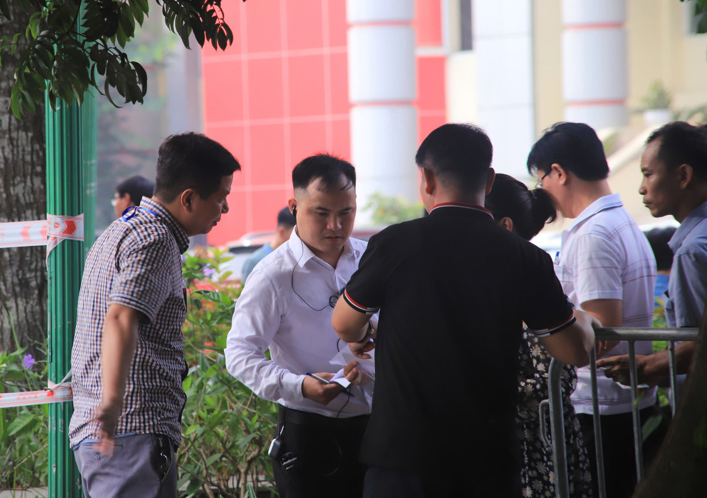 Khách hàng nộp giấy tờ để vào phiên đấu giá đất tại huyện Hoài Đức hôm 19/8 Khách hàng nộp giấy tờ để vào phiên đấu giá đất tại huyện Hoài Đức hôm 19/8