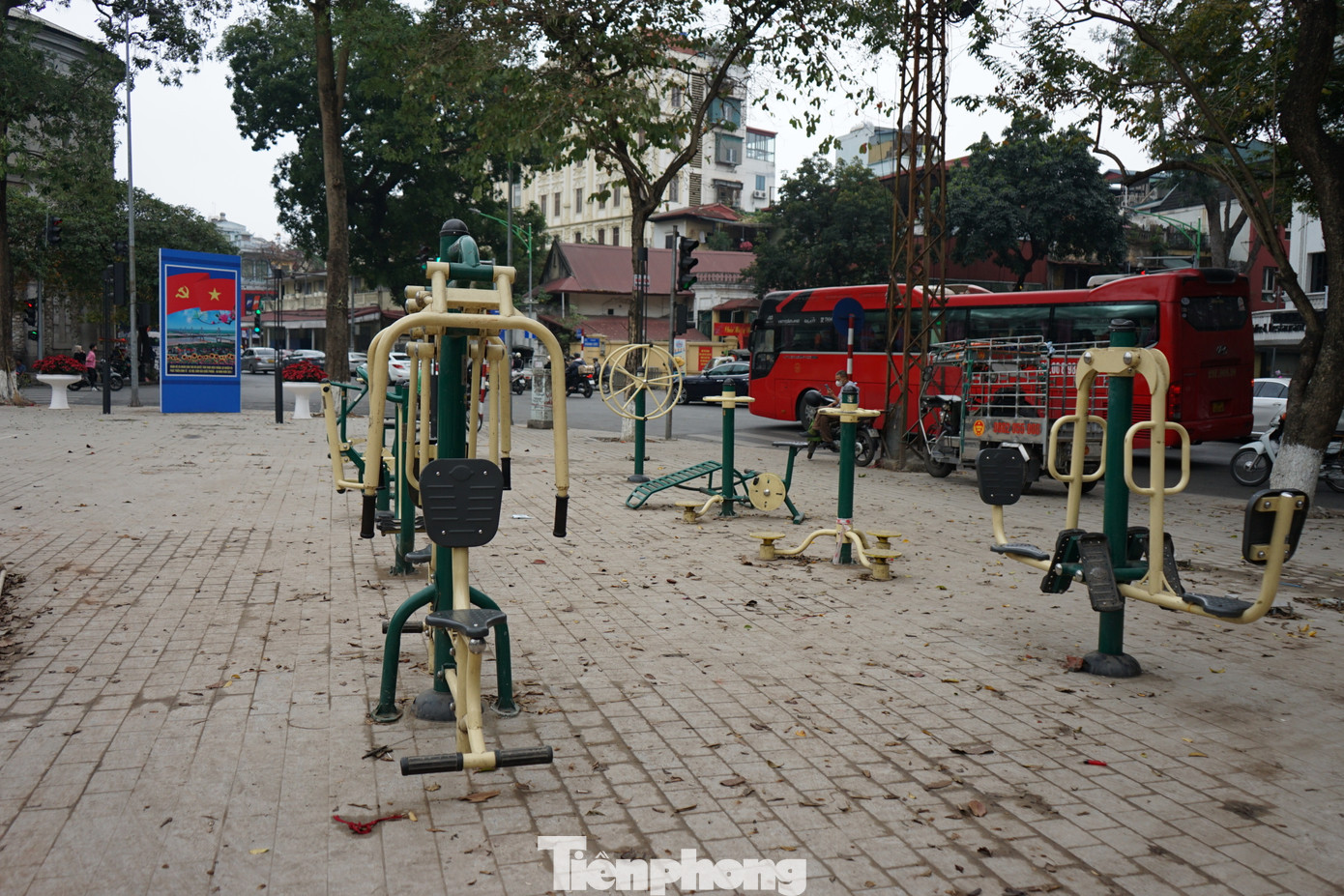 Hệ thống dụng cụ thể dục, thể thao công cộng lắp tại khu vực vườn hoa