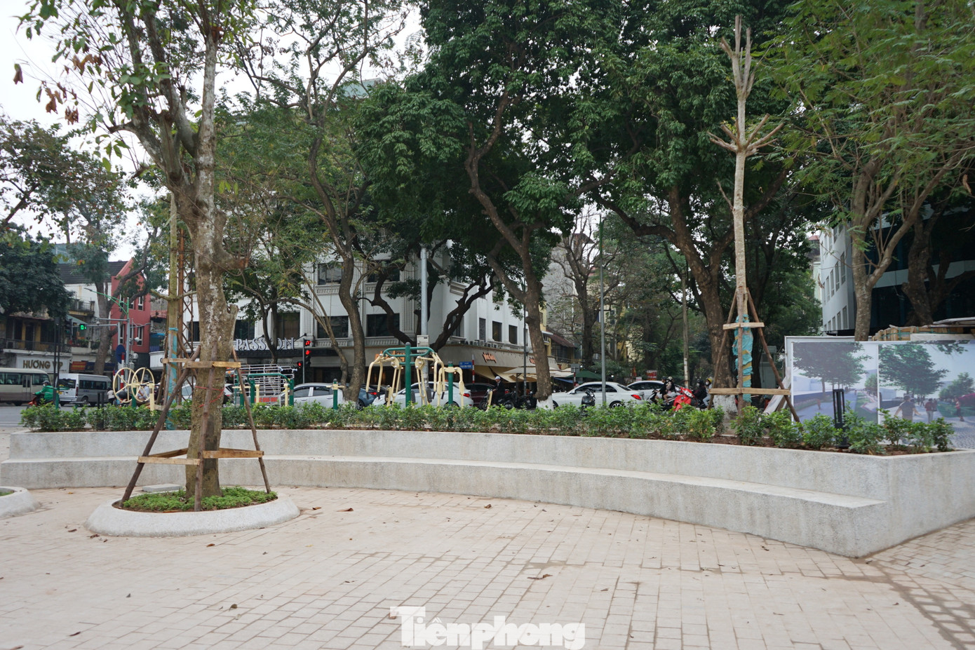 Tuy nhiên theo ghi nhận, sau cải tạo vườn hoa bị mất đi nhiều khoảng không gian xanh, đài phun nước. Thay vào đó là nhiều mảng bê tông hóa.