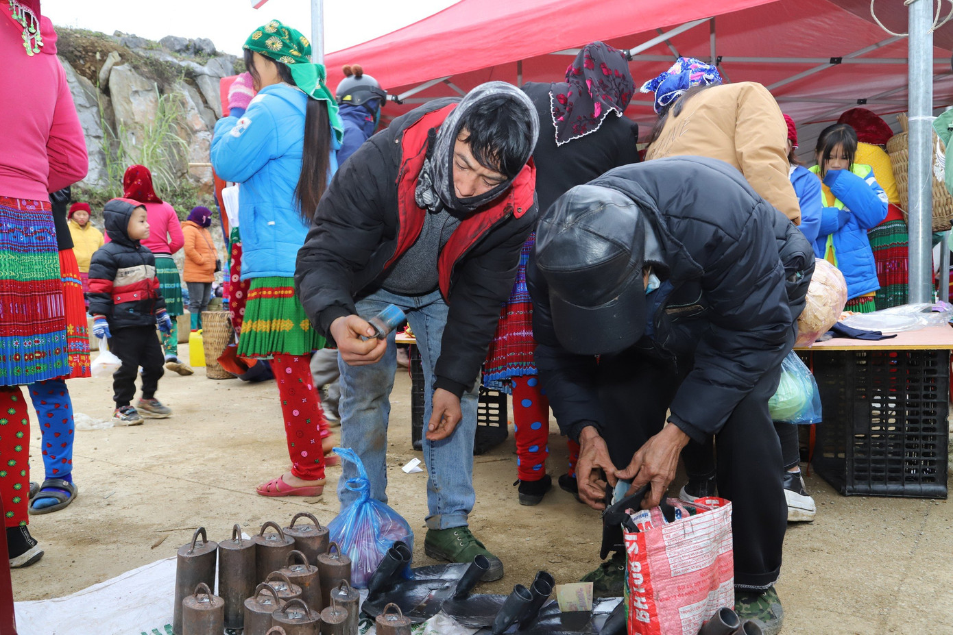 Nam giới lại “tay xách nách mang” những đồ nhu yếu phẩm quan trọng như thịt lợn, gà, bánh kẹo, hương thắp, hoa quả hay thiết bị, vật dụng, máy móc, tủ, giường, dao, kéo… để dùng trong ngày Tết.