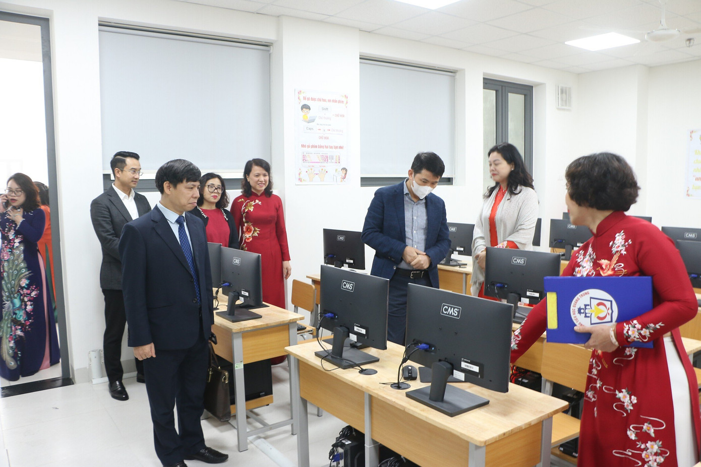 Các đại biểu tham quan cơ sở vật chất của trường. Các đại biểu tham quan cơ sở vật chất của trường.