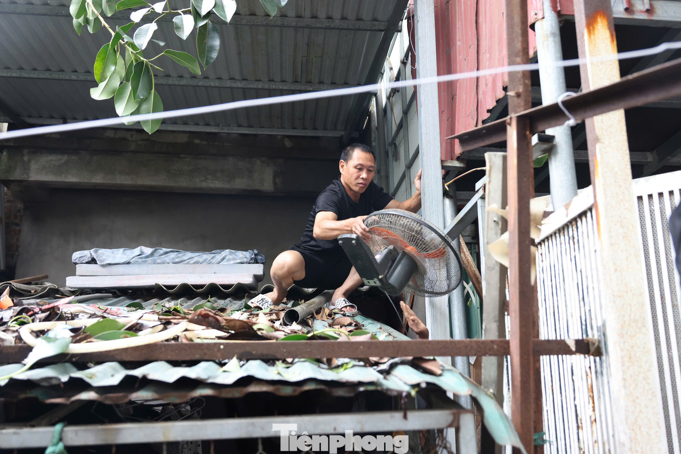 Chủ tịch phường Chương Dương cho biết, phường kiên quyết yêu cầu người dân phải di dời, không được phép ở những nơi nguy hiểm khi lũ lên. Phường đã chuẩn bị cơ sở tại số 2, số 4 Vọng Hà để người dân có nơi tránh trú an toàn. Chủ tịch phường Chương Dương cho biết, phường kiên quyết yêu cầu người dân phải di dời, không được phép ở những nơi nguy hiểm khi lũ lên. Phường đã chuẩn bị cơ sở tại số 2, số 4 Vọng Hà để người dân có nơi tránh trú an toàn.